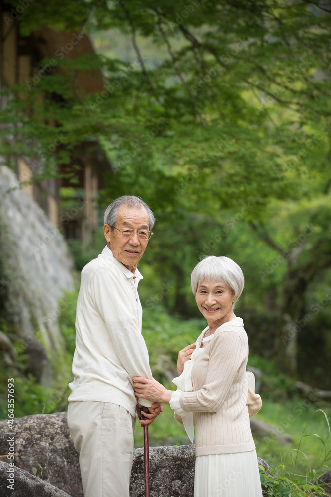 森林浴するシニア夫婦 森林浴するシニア夫婦