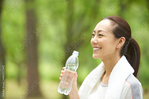 ペットボトルを持つ女性 photo