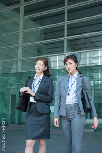 Wallpaper Mural オフィスビルを歩くＯＬ２人 Torontodigital.ca