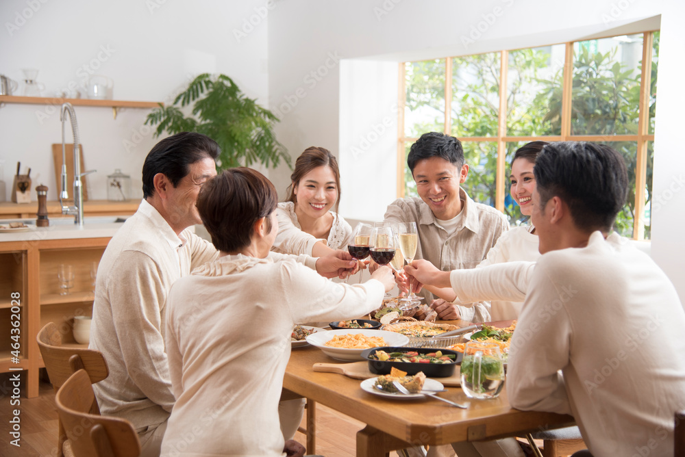 ワインとシャンパンで乾杯するホームパーティーの仲間 ワインとシャンパンで乾杯するホームパーティーの仲間