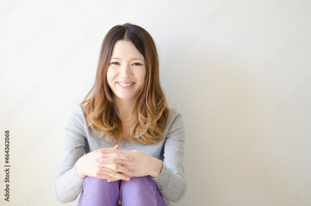 体育座りをして笑顔の女性 体育座りをして笑顔の女性