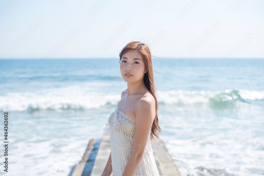 海の突堤に立つ女性 海の突堤に立つ女性