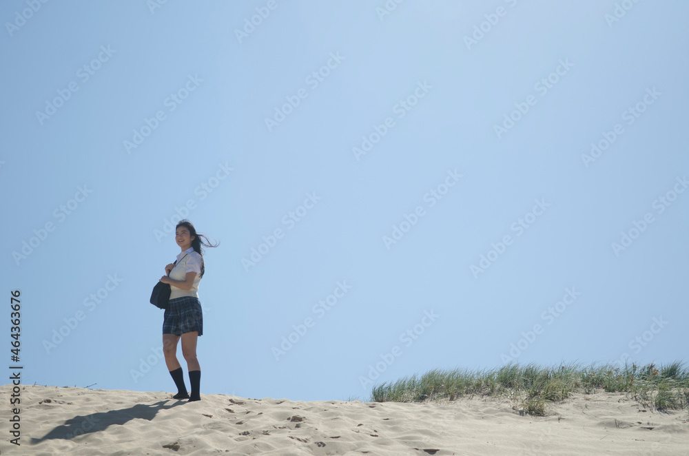 ビーチにたたずむ制服姿の女の子 ,ノースカールカールビーチ、シドニー