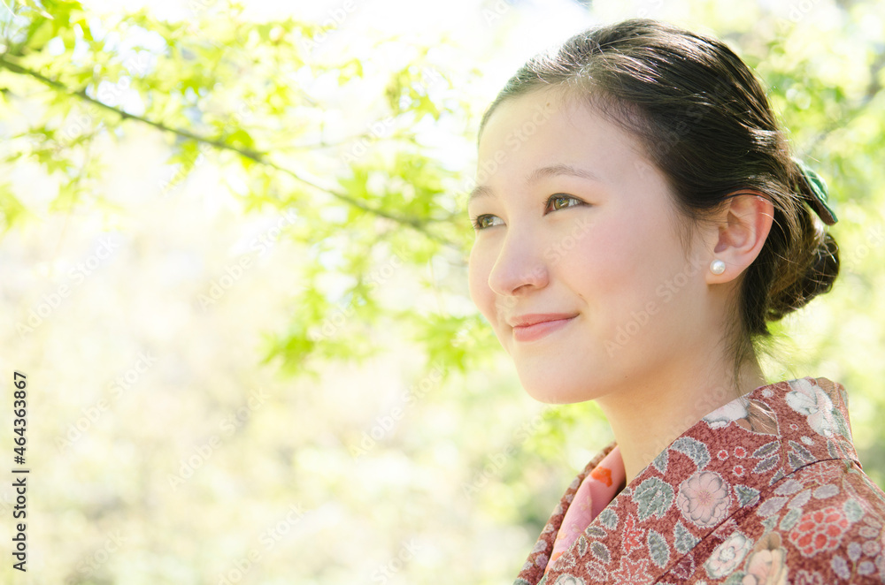 新緑の微笑む着物姿の女性