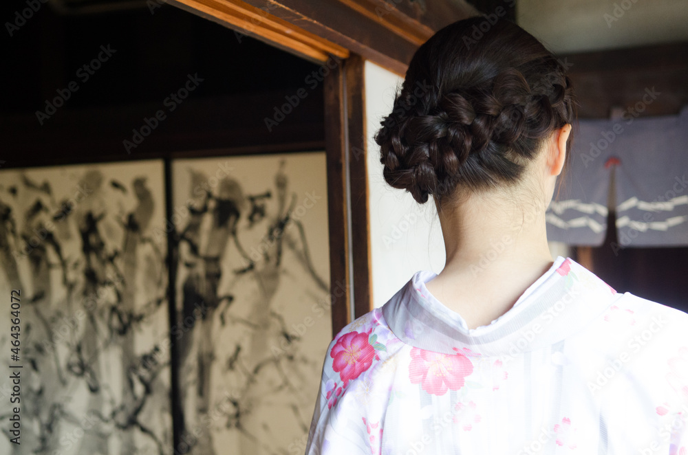 着物姿の女性の後ろ姿 着物姿の女性の後ろ姿