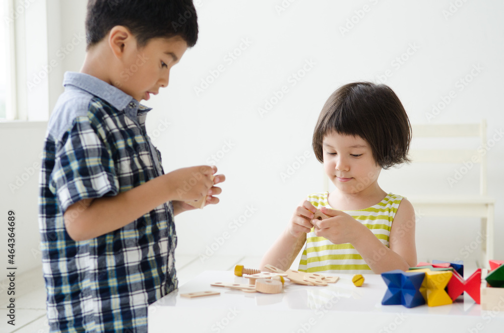 知育おもちゃで遊ぶ子供たち