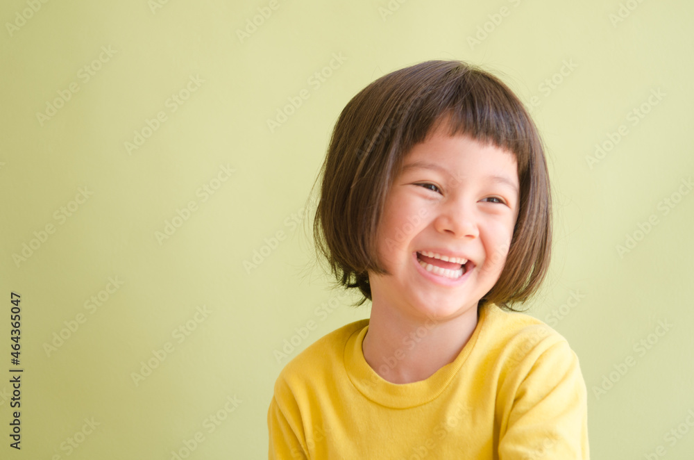 大笑いする女の子 大笑いする女の子