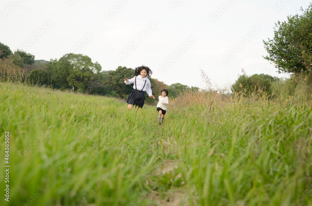 草むらを走る姉妹