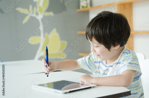 タブレットで勉強をしている子供 photo