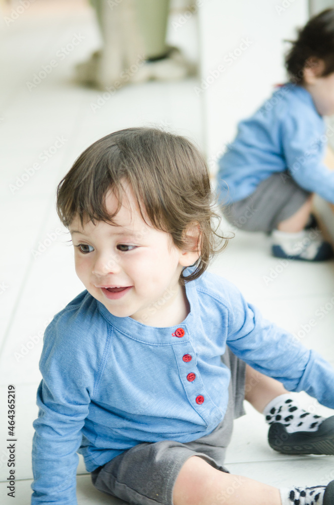 遊んでいる双子の男の子たち 遊んでいる双子の男の子たち