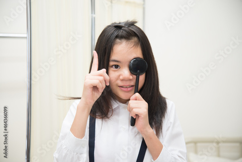 目の検査をしている小学生の女の子 photo