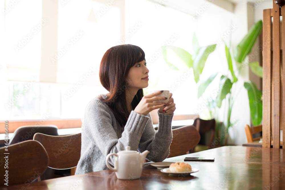 カフェでお茶を飲んでいる女性 カフェでお茶を飲んでいる女性