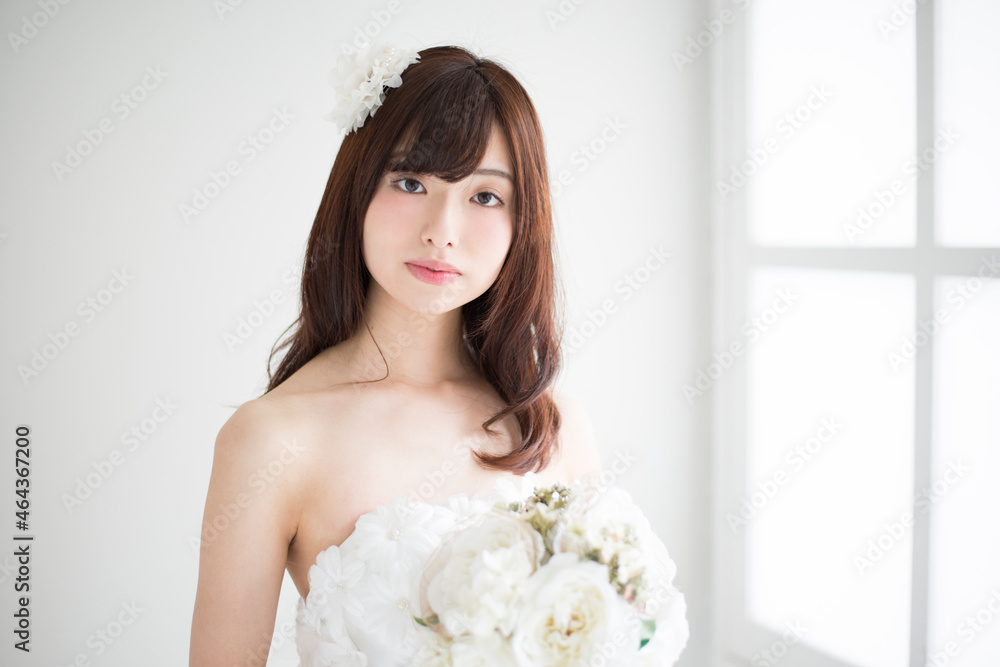 こちらを見ているウェディングドレス姿の女性 こちらを見ているウェディングドレス姿の女性