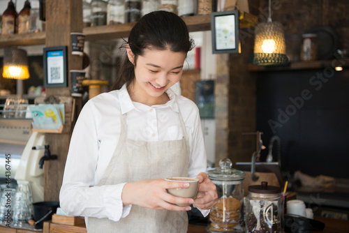 Wallpaper Mural カフェで働いている女性 Torontodigital.ca