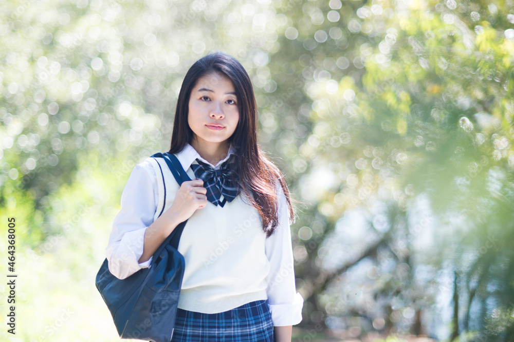 緑の中にいる制服姿の女子高生 緑の中にいる制服姿の女子高生
