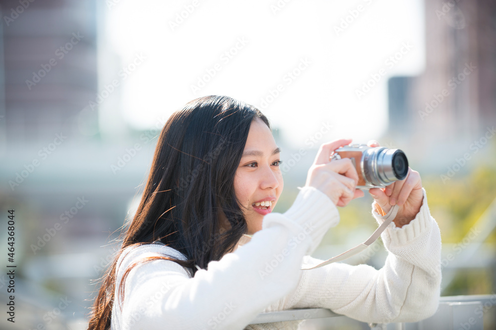 写真を撮っている女性 Stock-Foto | Adobe Stock