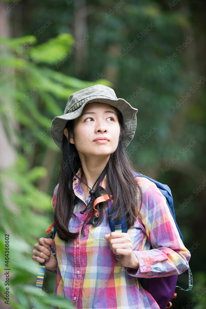 山歩きをしている女性