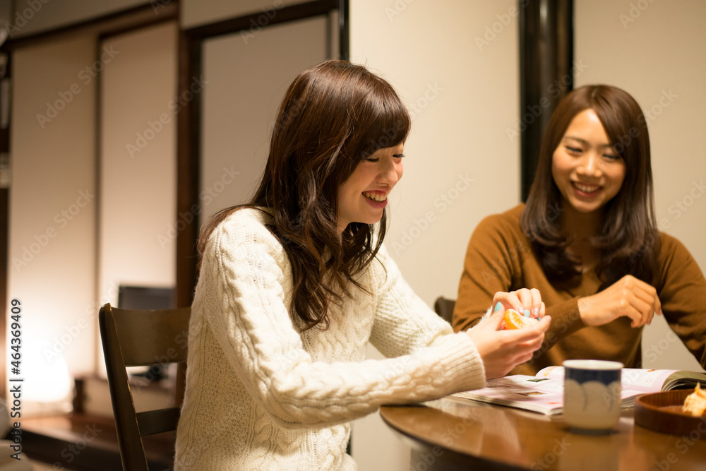 旅館で談笑している女性2人