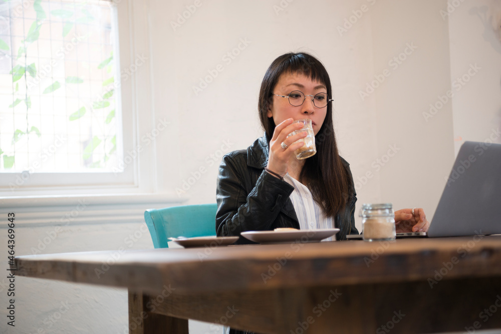 カフェで仕事をしている女性 カフェで仕事をしている女性