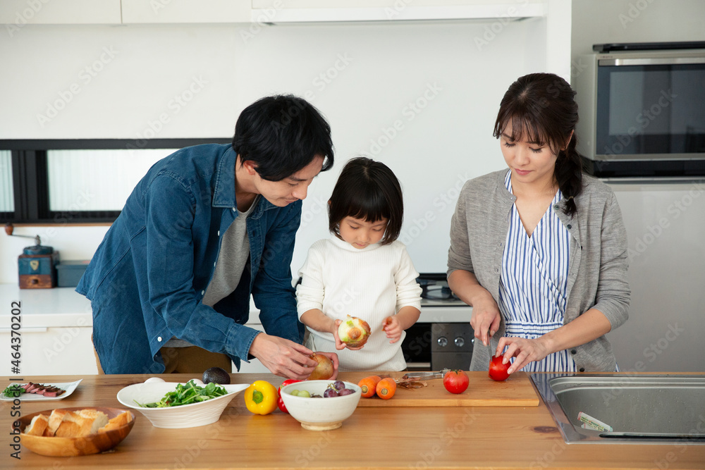 料理をする家族3人 料理をする家族3人