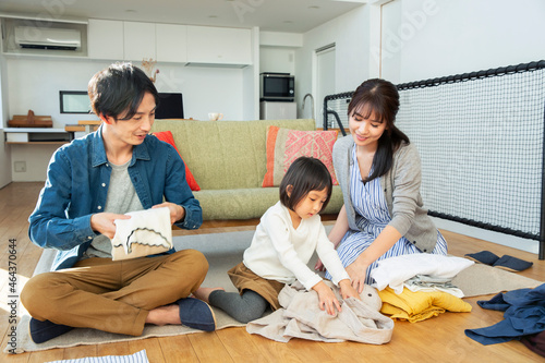 洗濯物をたたむ家族3人 photo