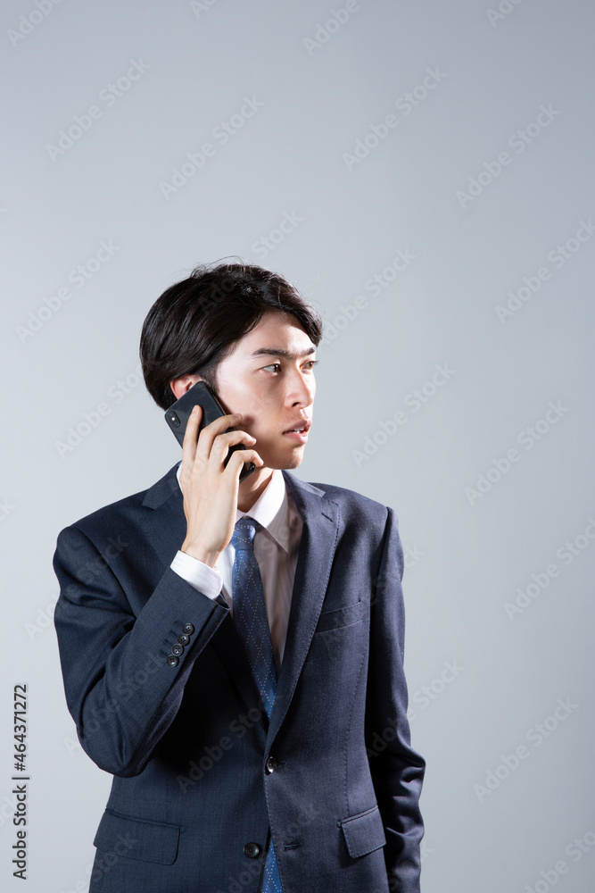 電話をするスーツ姿の20代男性