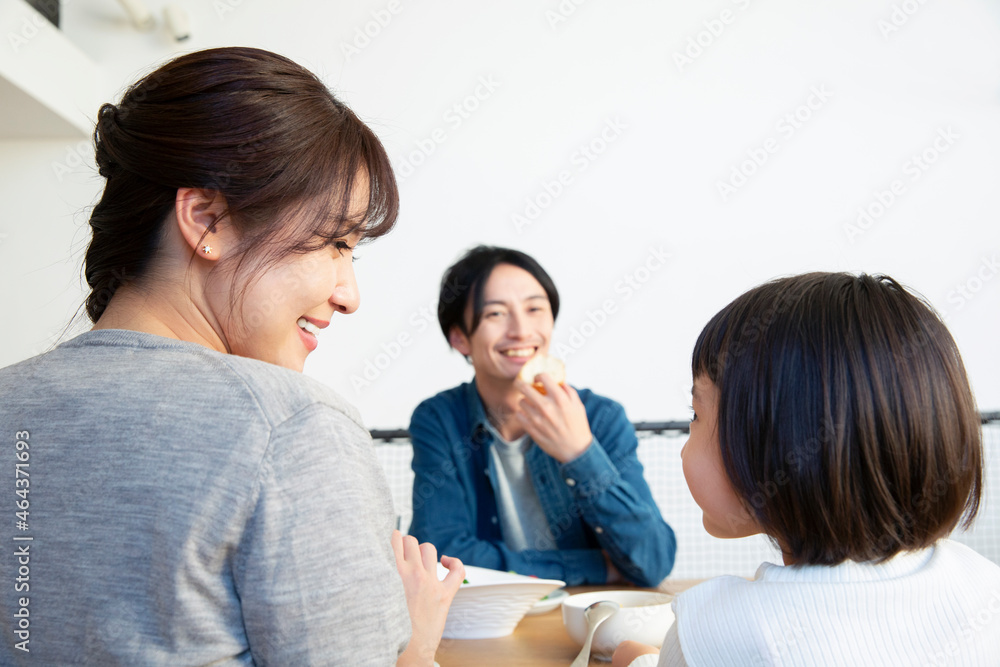 幸せな家族の食事風景 ,日本,東京都,三鷹市 幸せな家族の食事風景 ,日本,東京都,三鷹市