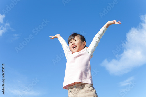 バンザイをしている女の子