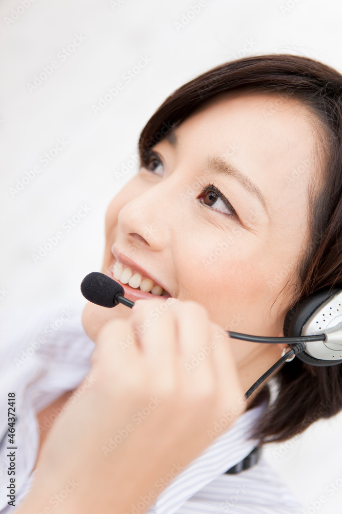 インカムで話しているビジネスウーマン