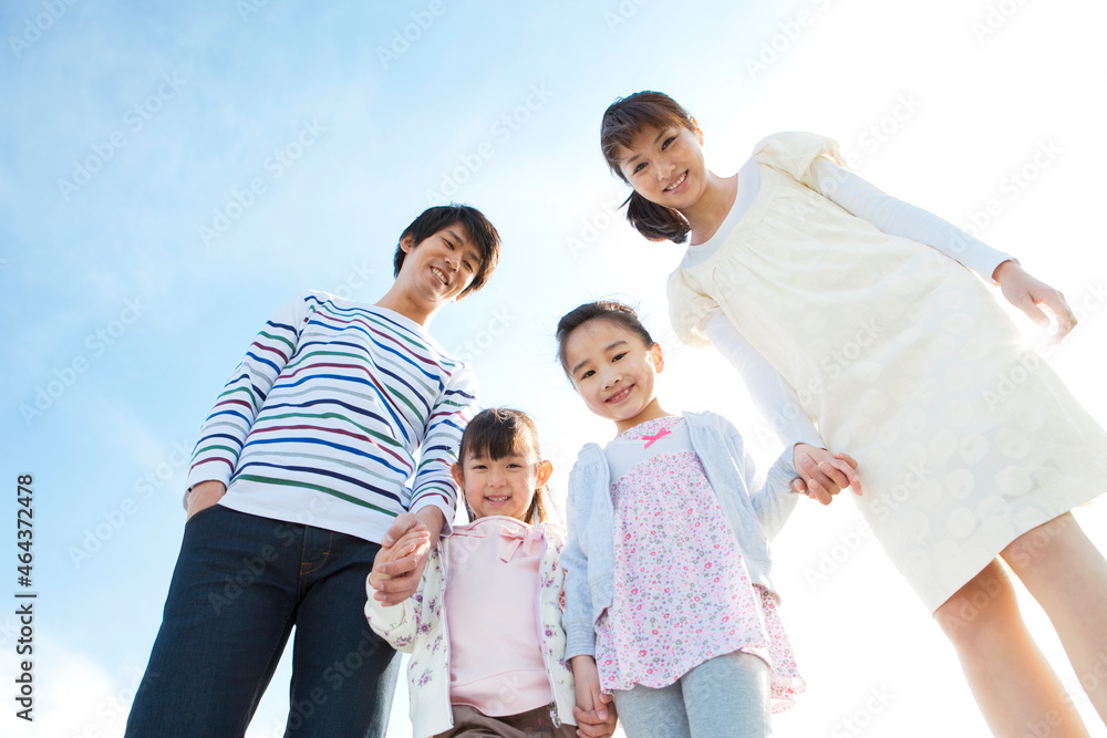 手をつないでいる笑顔の4人家族