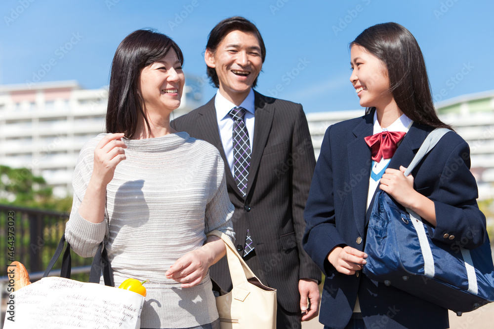 笑顔で会話する女子中高生と両親 笑顔で会話する女子中高生と両親
