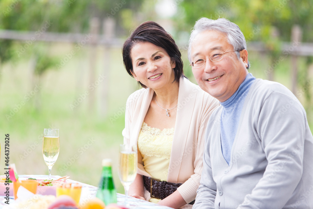 笑顔の中高年夫婦