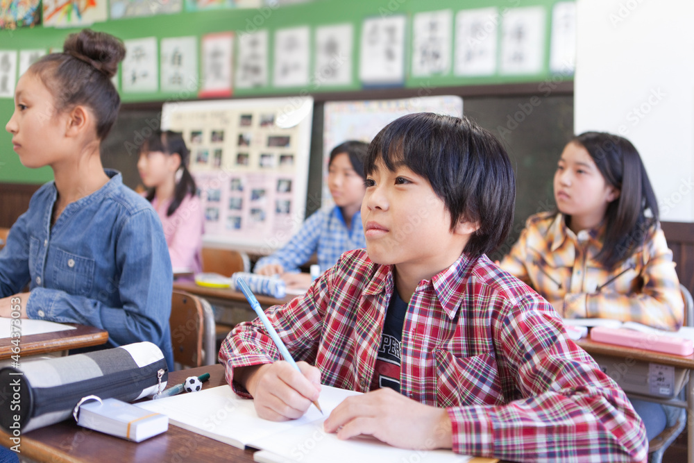 授業を受けている小学生の男の子 授業を受けている小学生の男の子