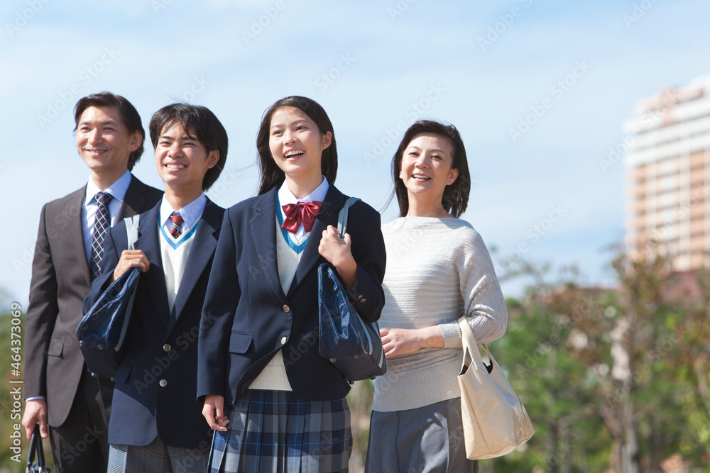 笑顔の男女中高生と両親