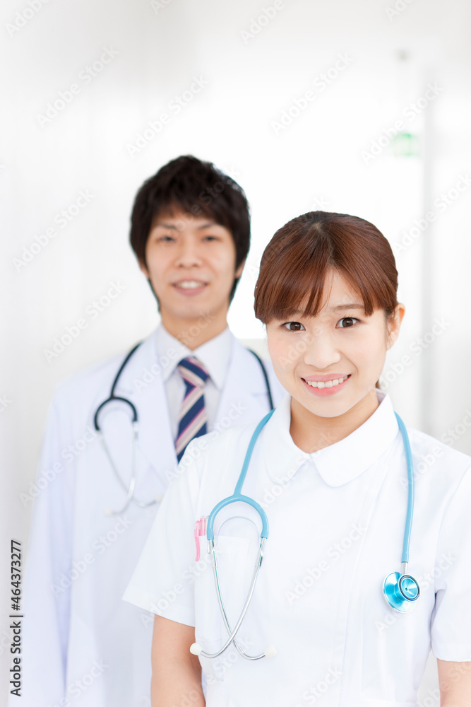 笑顔の医師と看護師