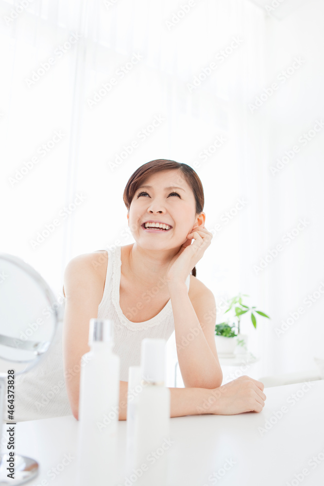 頬杖をつく笑顔の女性 頬杖をつく笑顔の女性