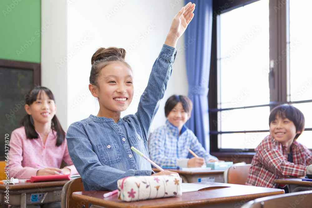 授業を受けている小学生 授業を受けている小学生
