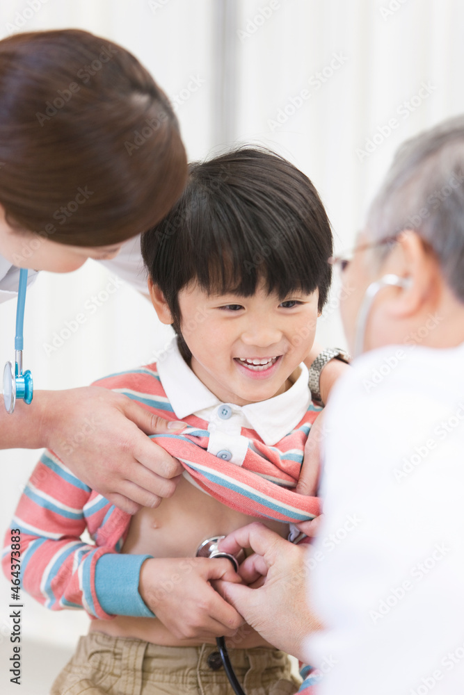 診察を受ける男の子と医師と看護師