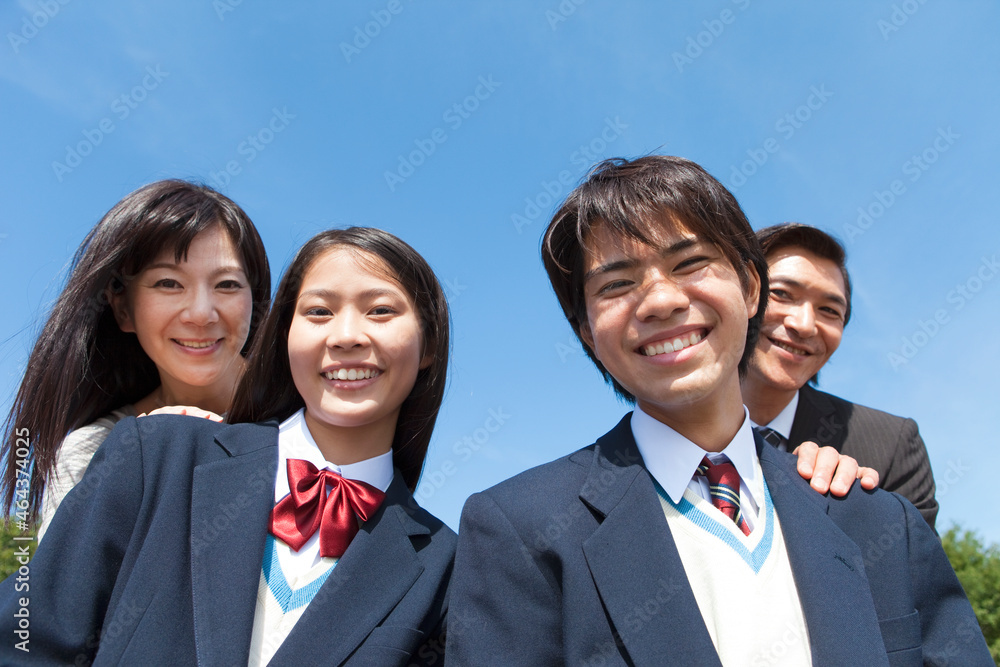笑顔の男女中高生と両親