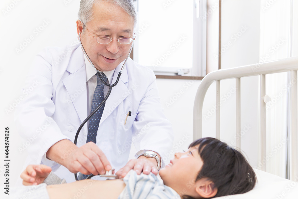 男の子を診察する医師 男の子を診察する医師