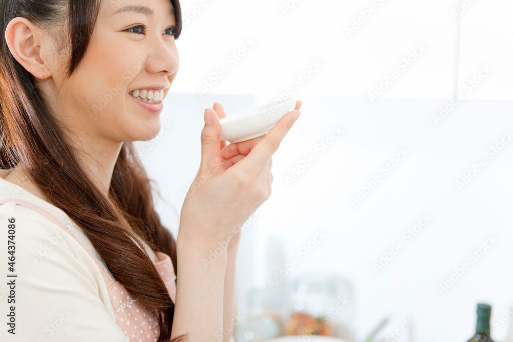味見をしている女性 味見をしている女性
