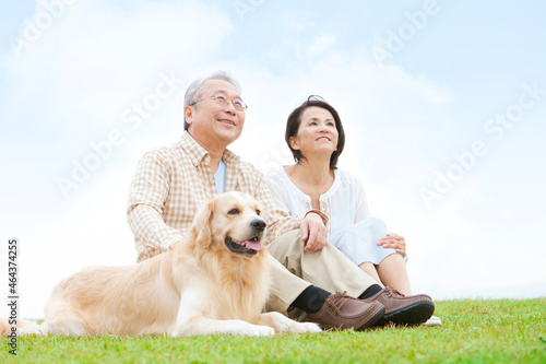 空を見上げている中高年夫婦と犬 photo