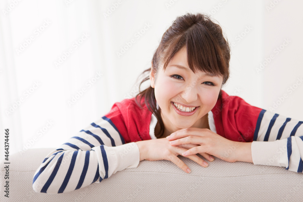 ソファーの背にもたれる女性 Stock Photo | Adobe Stock