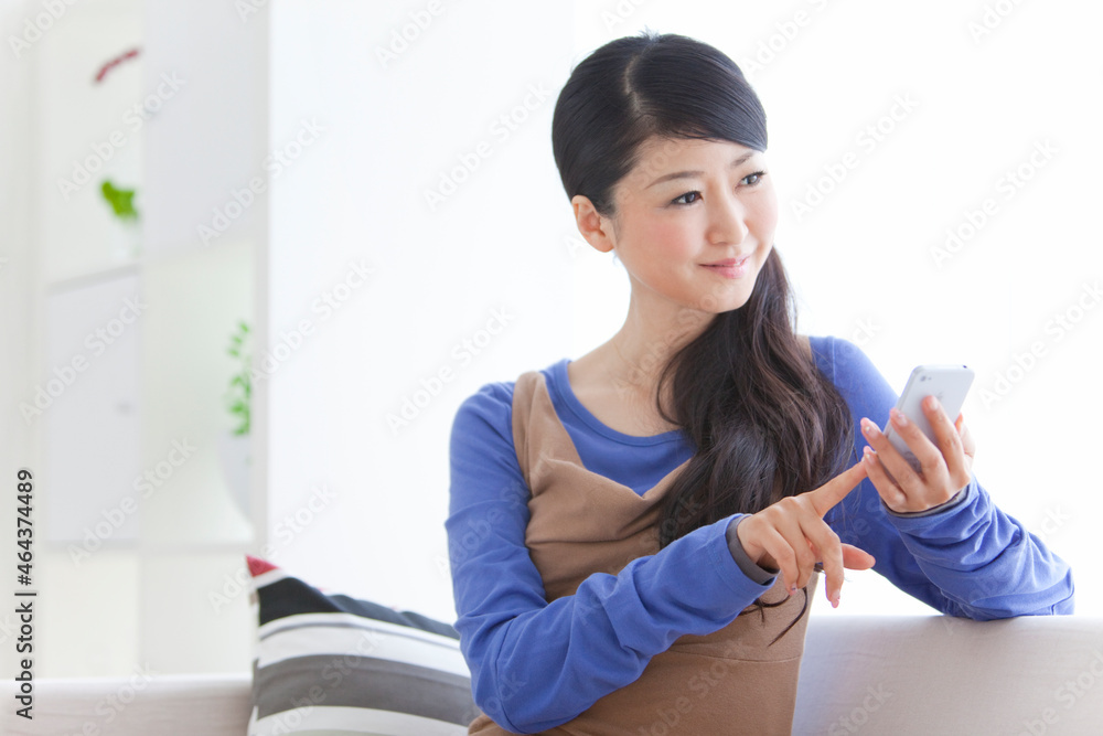 スマートフォンを操作している女性 スマートフォンを操作している女性