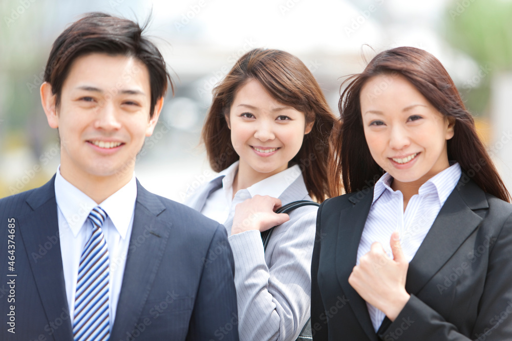 笑顔のビジネスマンとビジネスウーマン3人
