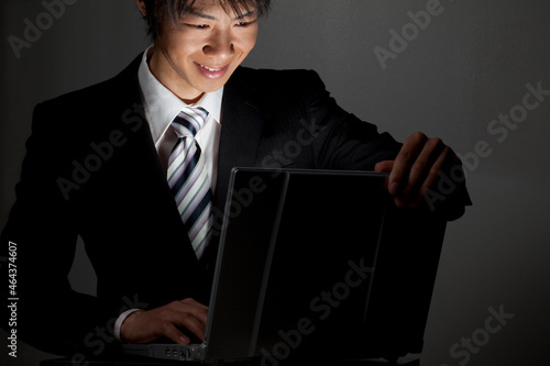 ノートパソコンを開くビジネスマン photo