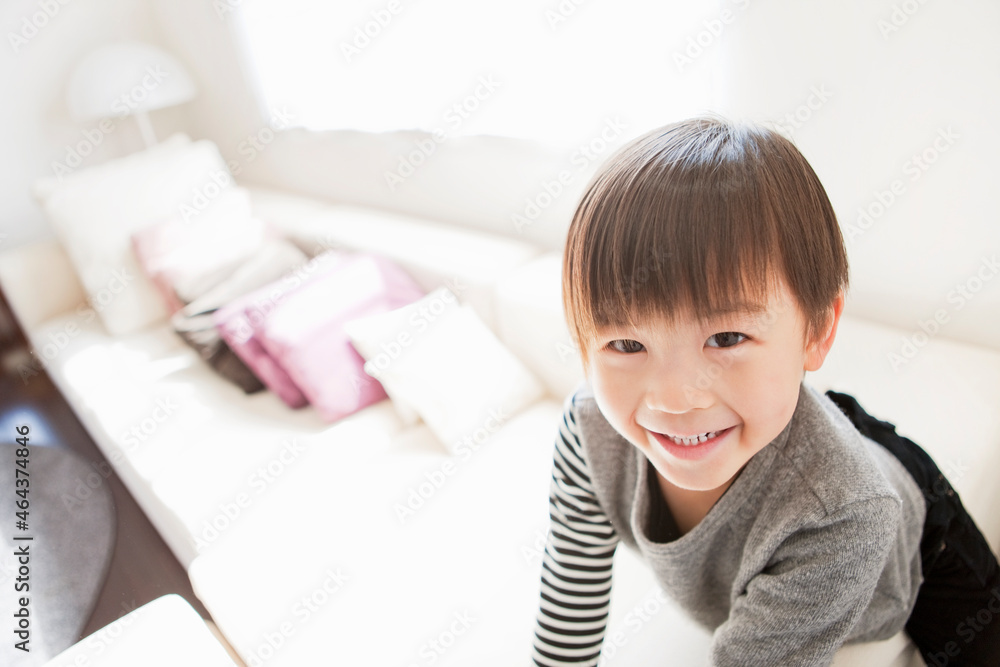 ソファに上る男の子 ソファに上る男の子