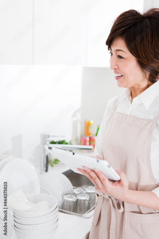 タブレットPCを操作する女性 タブレットPCを操作する女性