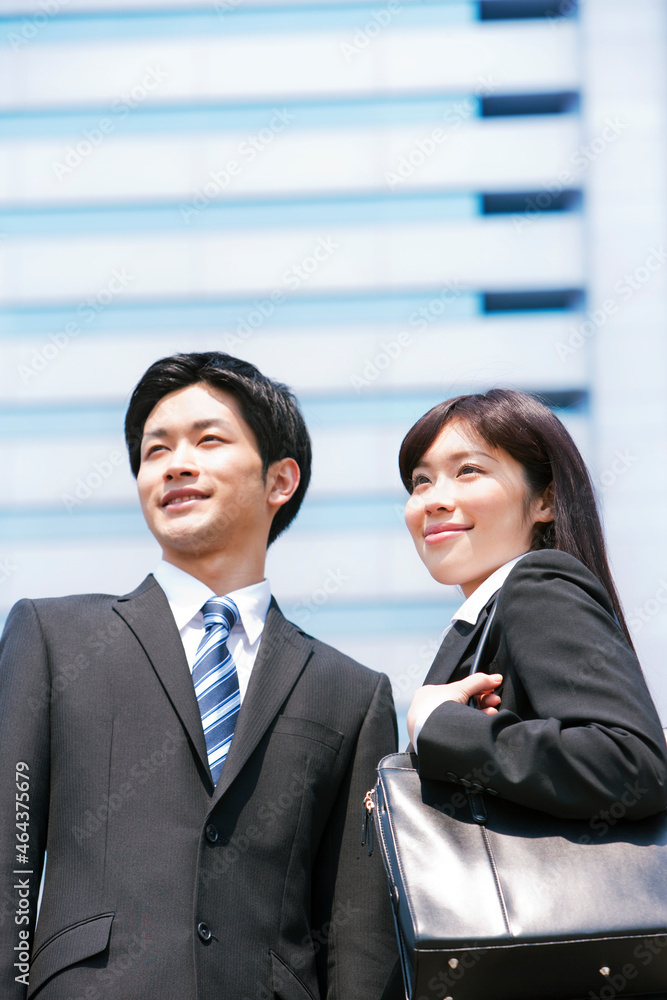 スーツ姿の若い男性と女性 スーツ姿の若い男性と女性