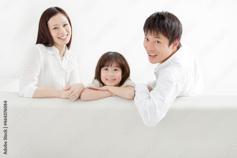 ソファに座って振り返る家族3人 ソファに座って振り返る家族3人